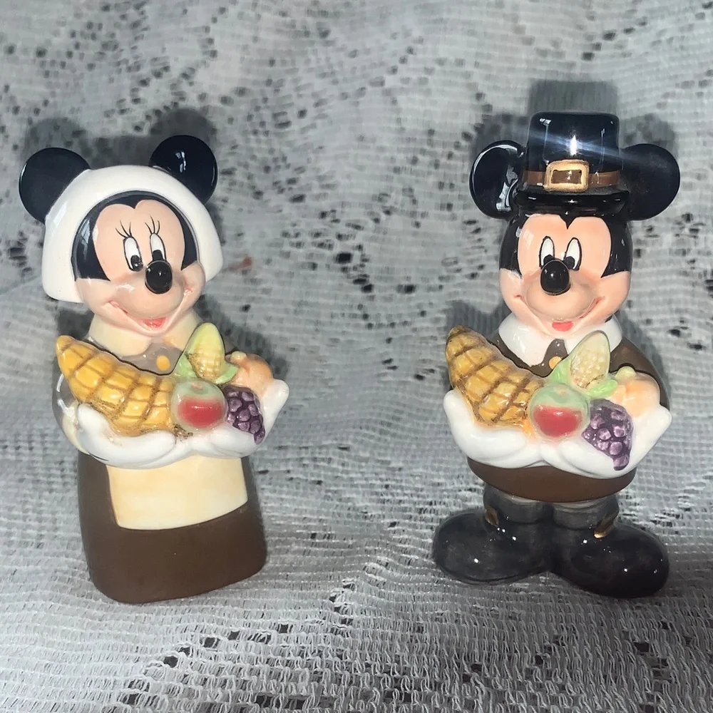Disney Parks Mickey & Minnie Mouse Salt & Pepper Shakers Thanksgiving Pilgrims
